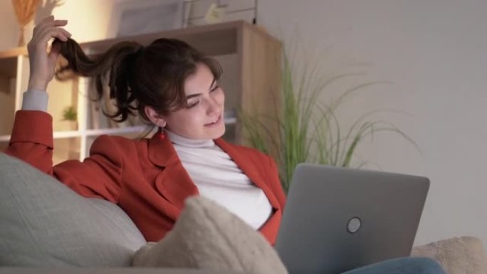 在线娱乐互联网休闲女性笔记本电脑