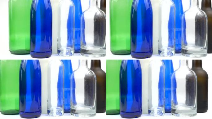 各种玻璃瓶排成一排