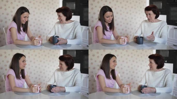 母女俩说话喝茶