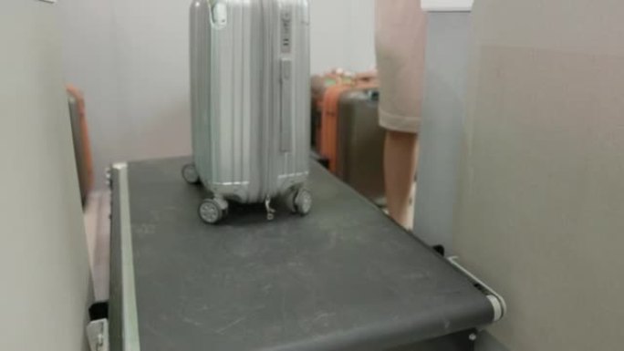 行李牌上粘贴的特写。员工将行李牌放在乘客的行李箱上。