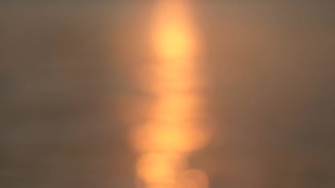 散焦抽象模糊美丽戏剧性风景明亮充满活力的橙色波浪涟漪，在日出早晨在湖泊或河流的水面上有温暖的阳光。4