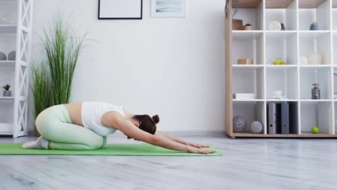 背部伸展好姿势女人练习瑜伽