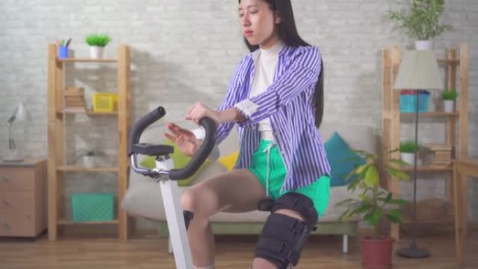 肖像亚洲妇女膝盖弯曲矫形器膝盖支架受伤后在固定自行车膝盖弯曲矫形器膝盖支架受伤后