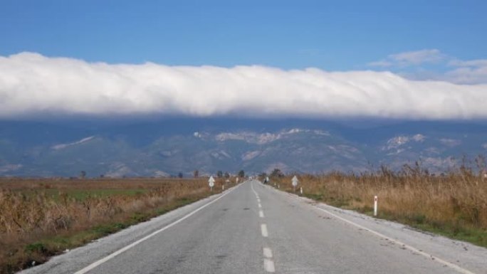 云层中的道路和远山的透视图