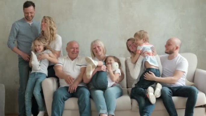 坐在客厅沙发上的三代大家庭肖像