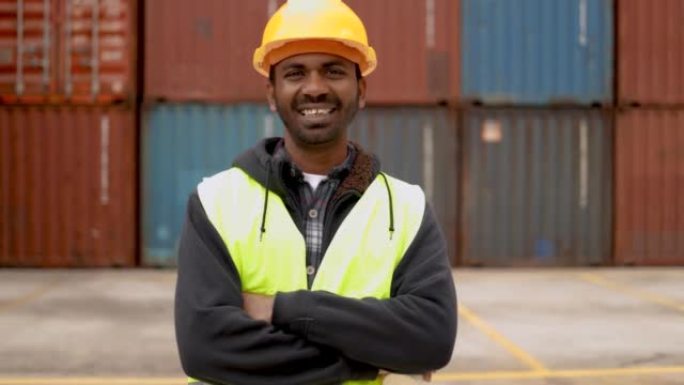 快乐的印度工业工人在货运码头港口对着镜头微笑