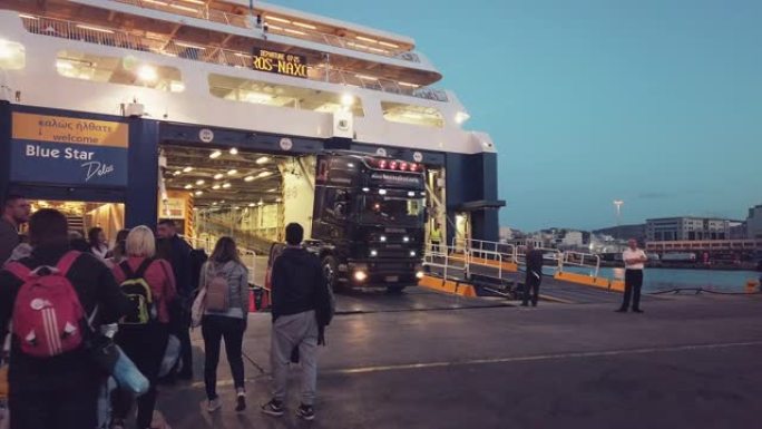 在雅典渡轮比雷埃夫斯港的下一次航行中准备运输车辆和乘客的船
