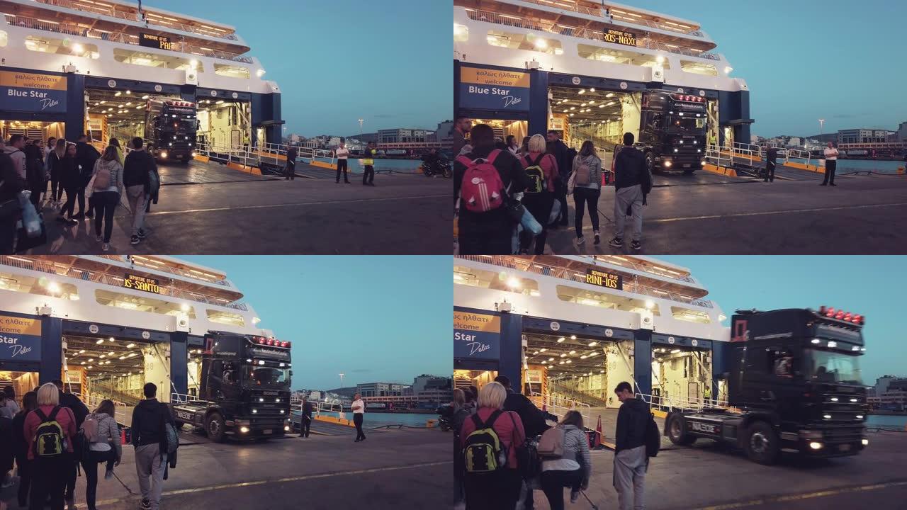 在雅典渡轮比雷埃夫斯港的下一次航行中准备运输车辆和乘客的船