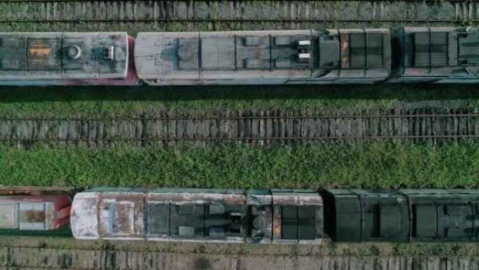 空中自上而下拍摄废弃的生锈机车和旧铁路。