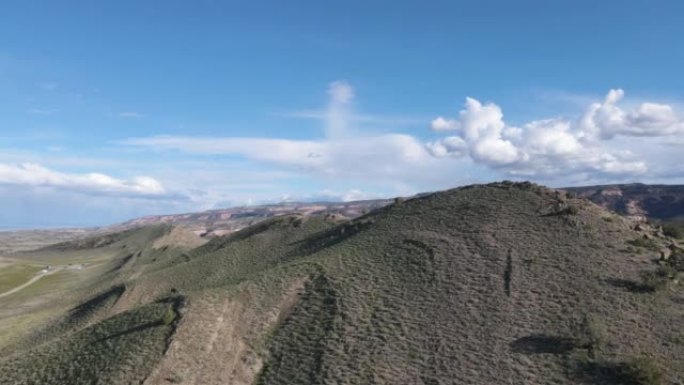 美丽的空中无人机视图大山谷，大章克申，科罗拉多州西部，科罗拉多州国家纪念碑，弗鲁塔，洛马，玛丽环路山