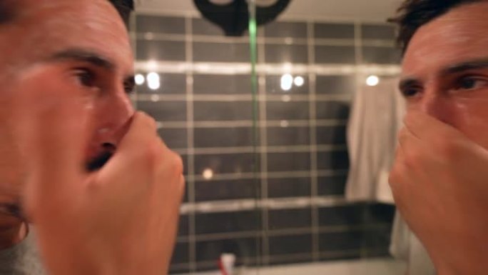 男人在镜子前洗面奶洗脸