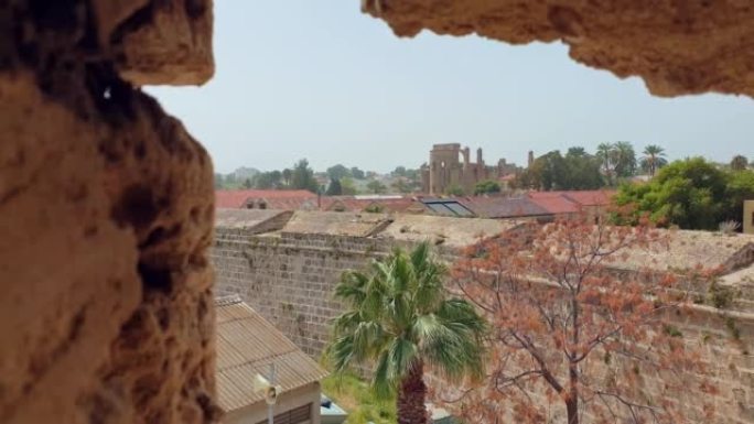 从奥赛罗塔和远处的圣尼古拉斯大教堂 (拉拉穆斯塔法帕夏清真寺) 看中世纪法马古斯塔