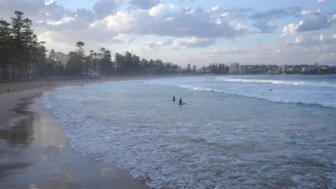 澳大利亚悉尼曼利海滩的冲浪者