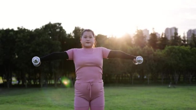 一位身材庞大的亚洲女性正在通过运动改变自己的身体