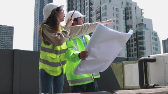 工程师正在检查行业冷冻水风机盘管机组空调是大型工业建筑的水冷却塔空气冷却器暖通系统控制空气系统