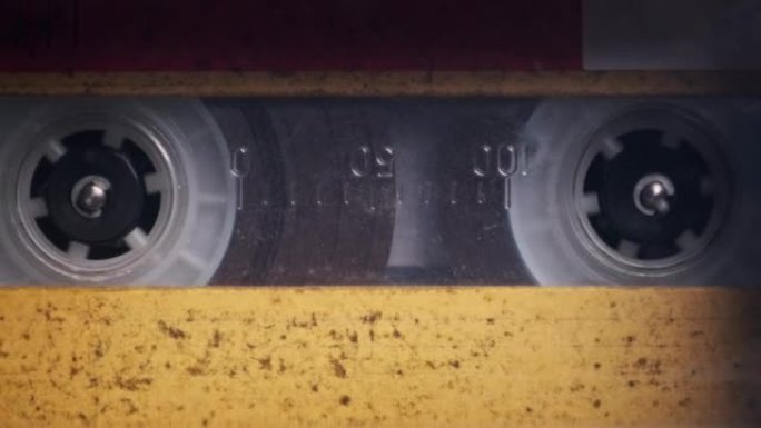 老式黄色录音带在旧录音机的甲板上播放