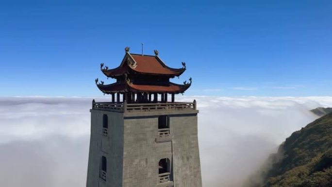 雾移动和覆盖中国寺庙在范思潘峰峰顶，印度支那最高的旅游目的地在萨帕黄莲山山脉，越南老街