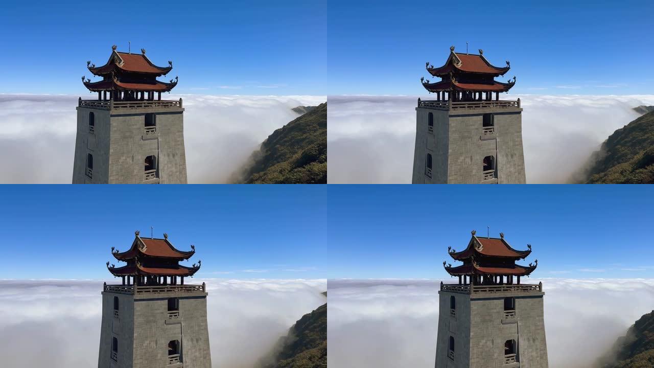 雾移动和覆盖中国寺庙在范思潘峰峰顶，印度支那最高的旅游目的地在萨帕黄莲山山脉，越南老街