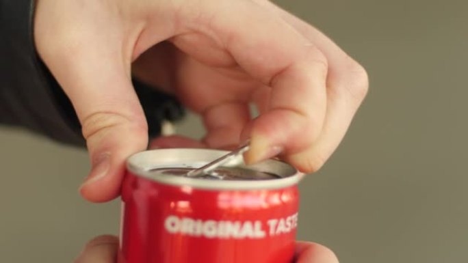 打开可乐碳酸饮料罐青少年女孩手指特写慢动作