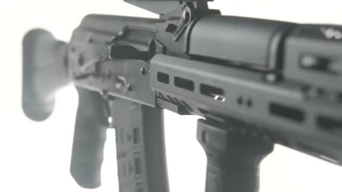 Saiga TG2卡宾枪。白色背景。