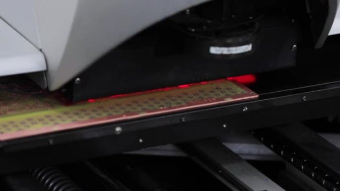 关闭带有红色照明的自动视觉光学检查系统，用于印刷电路板的质量控制。