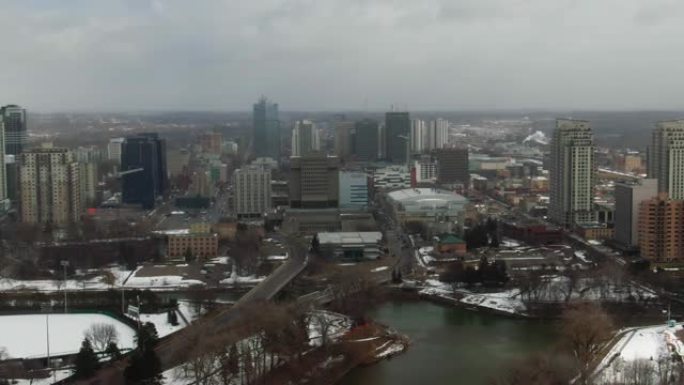 地平线上降雪期间，安大略省伦敦和加拿大河流上空的空中城市景观