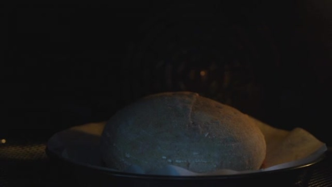面包面团在烤箱中膨胀