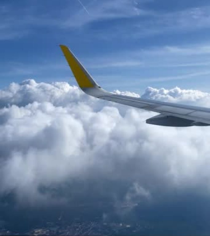 从飞机和到达巴马科的展示板上看到天空