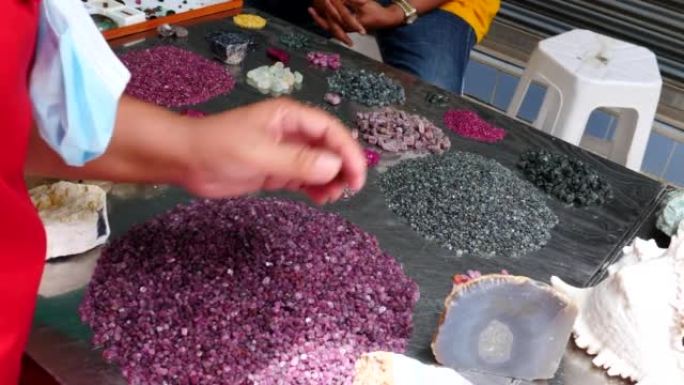 宝石市场的人在交易，泰国的Chanthaburi