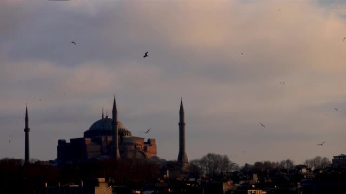 土耳其伊斯坦布尔: 隔河相望的圣索菲亚大教堂
