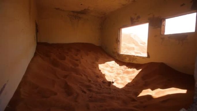 沙漠中部分充满沙子的废弃房间。