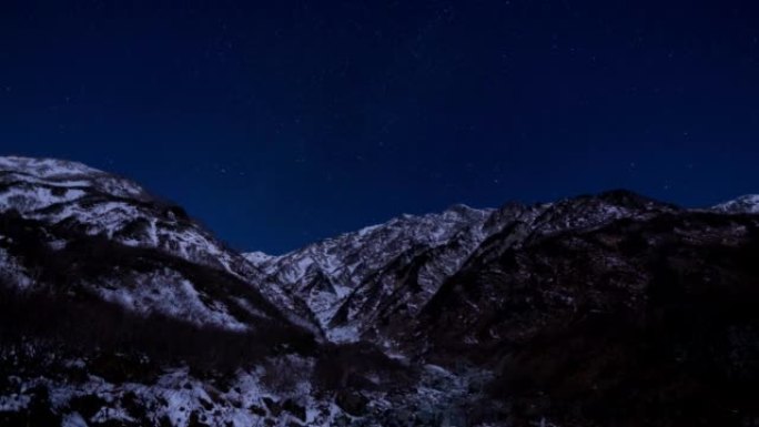 星空从白场村下沉到雪的北阿尔卑斯山