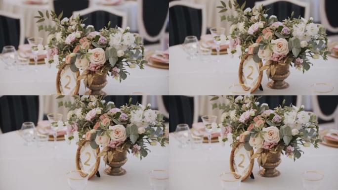 鲜花的成分收集在老式花瓶中，并站在节日的桌子上。