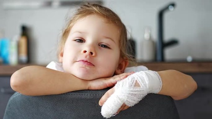 在医院预约医生时手指骨折的小女孩