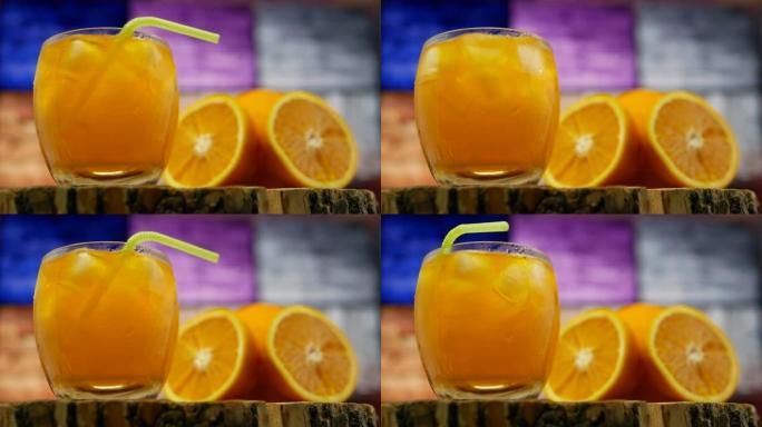 酒吧里的鸡尾酒。冰冷鸡尾酒。透明玻璃杯中的黄色柠檬水。橙汁