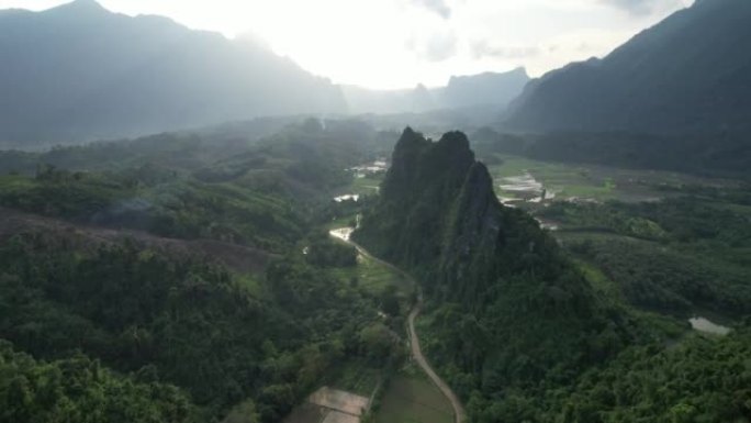 无人驾驶飞机在老挝万昂的南克赛景景和美丽的石灰岩山景