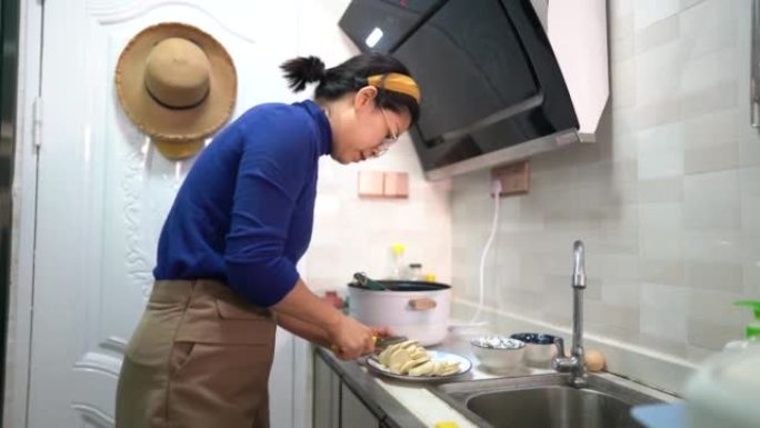 亚洲女人在厨房做饭