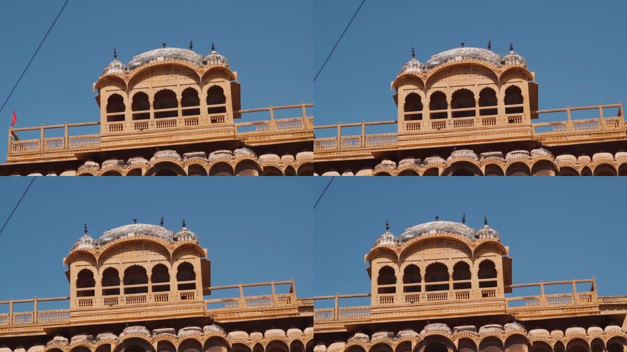 印度拉贾什坦贾萨尔默的贾萨尔默堡内的Maharaja Mahal在蓝天上的广角拍摄。斋沙默尔堡内由沙