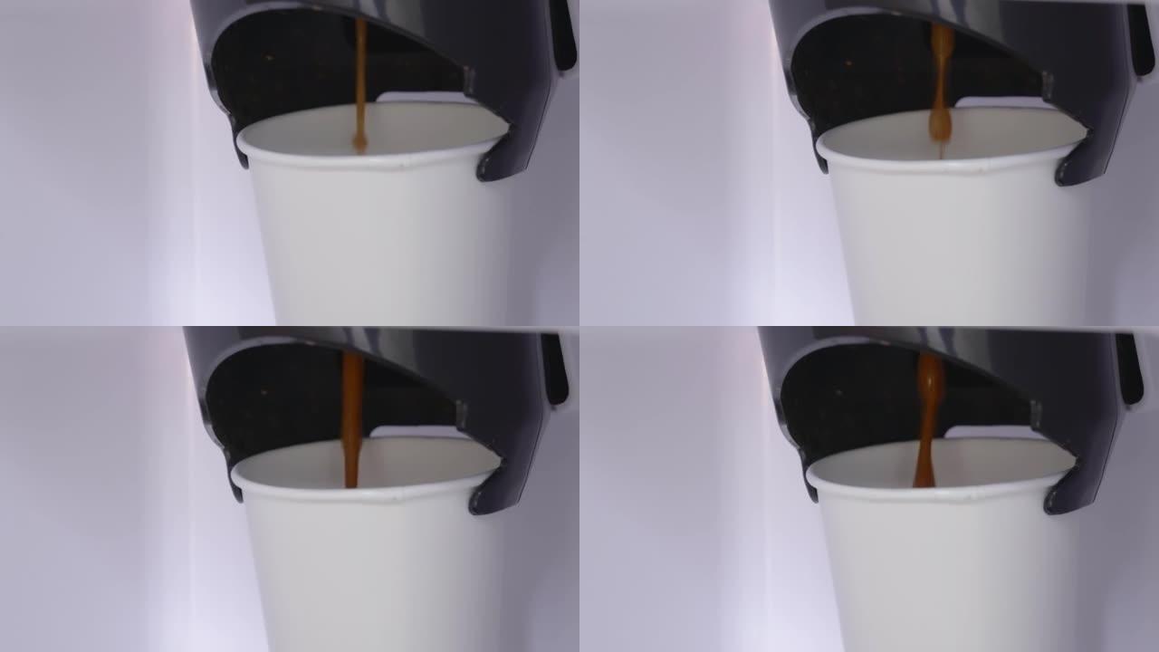 带热咖啡白纸杯的自动咖啡机。