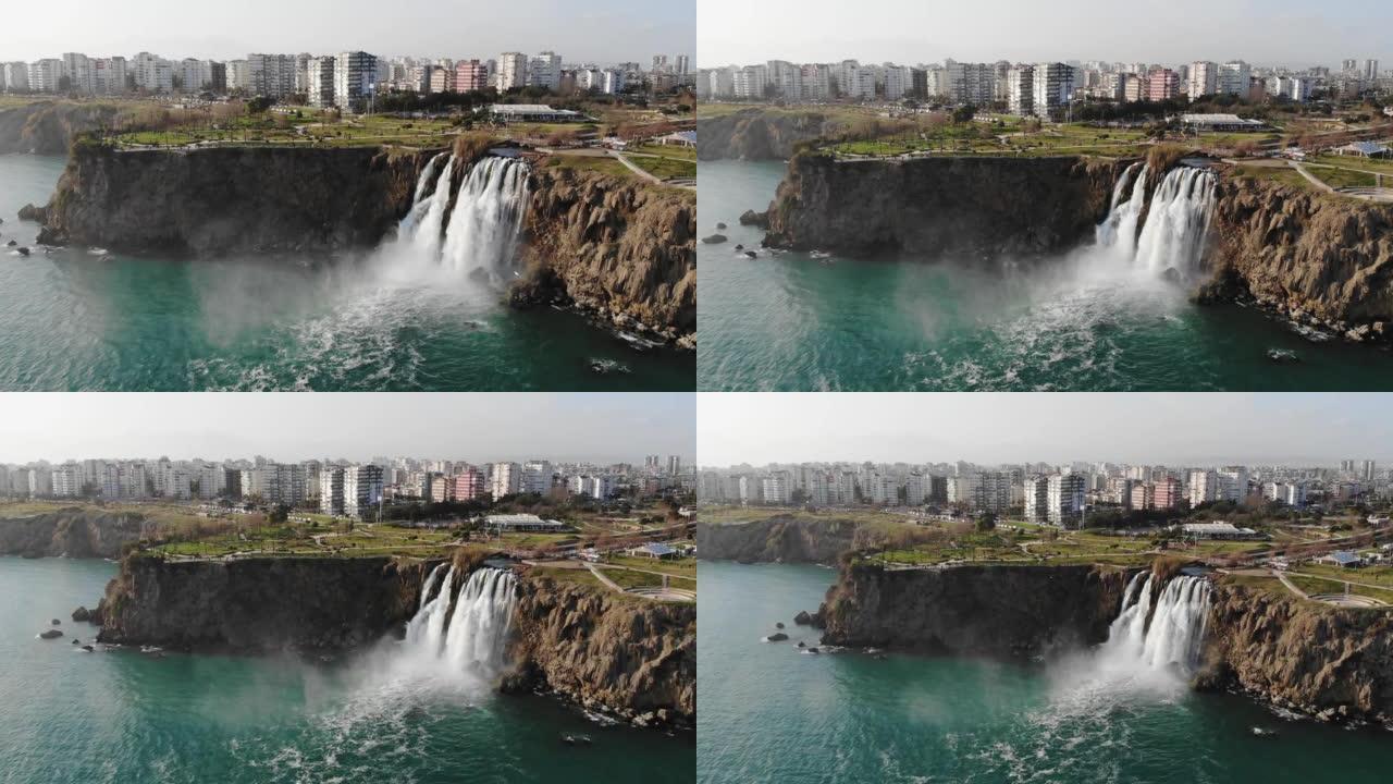 杜登瀑布坠入大海和土耳其安塔利亚市的鸟瞰图