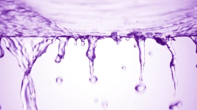 紫色液体从玻璃表面流下来