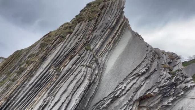 Flysch石灰岩岩山和鸟类飞越山顶