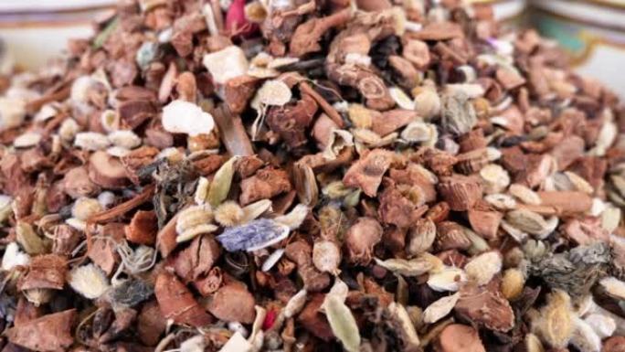 摩洛哥马拉喀什街头市场的传统摩洛哥凉茶混合物。茶与天然草药，叶子，种子，香料和根的混合物。4k