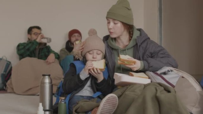 难民母子在庇护中吃食物