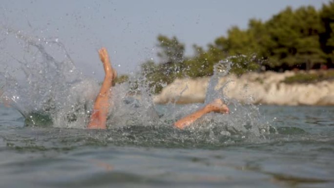 高加索十几岁的男孩在海里跳