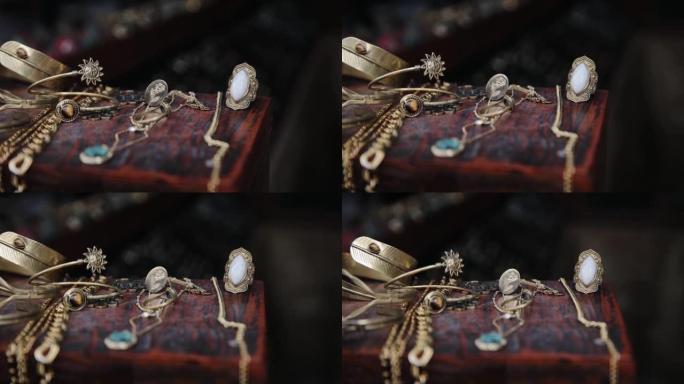 桌上出售的旧货黄金珠宝。旧货市场上的古董bijouterie和黄金配件