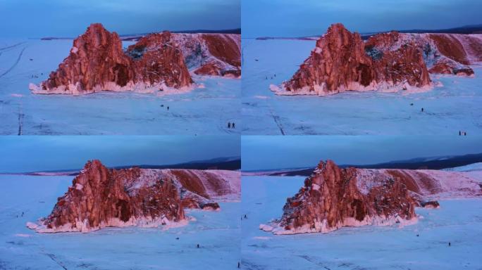 冰冻贝加尔湖中的萨满岩