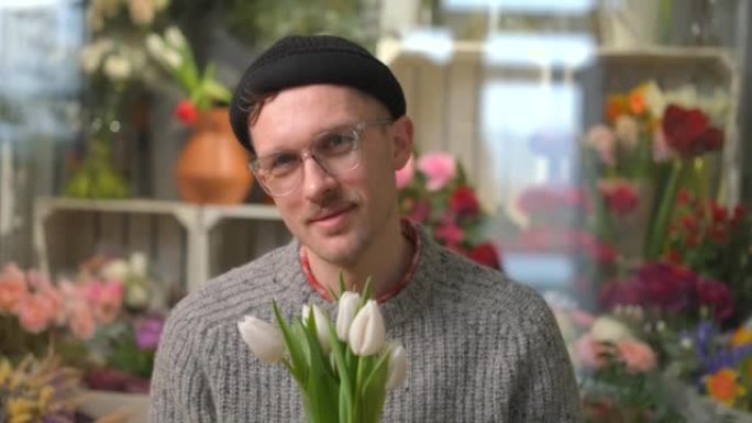 漂亮的男性花店拿着郁金香花束，4k