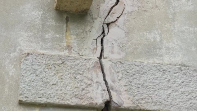 地震特写导致建筑物地基开裂。房屋破碎的墙壁