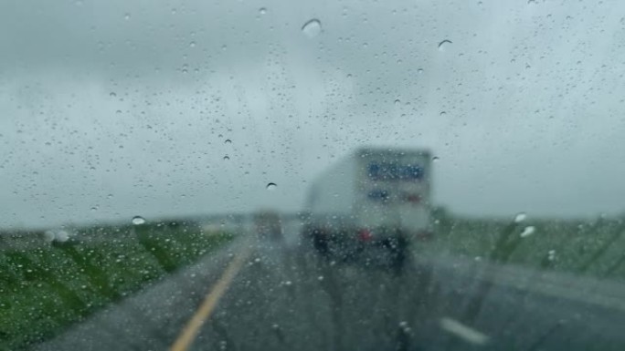 通过半卡车实时多雨和暴风雨的70号州际公路在美国中西部旅行，来自移动汽车视频系列